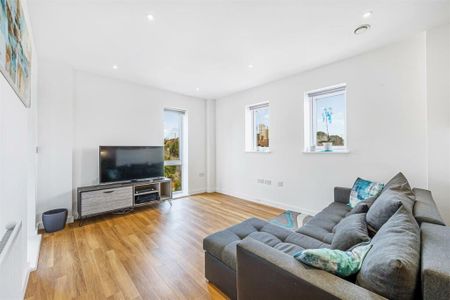 2 Bed Flat, Acton, W3 - Photo 2