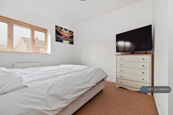 4 bedroom semi-detached house to rent - Photo 1