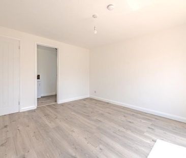 4 bedroom semi-detached house to rent - Photo 2