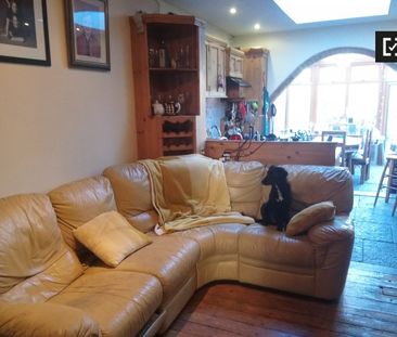 Double Bedroom for rent in 4-Bedroom House in Clontarf - Photo 1
