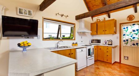 Sun-Drenched Spacious Family Home! - Photo 2