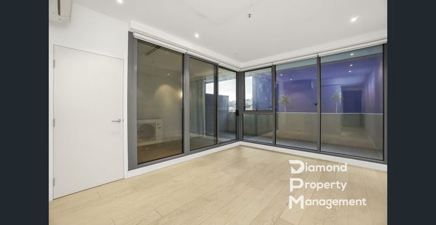 Ground Floor Spacious One Bedroom Apartment For Rent in Flemington - Photo 1
