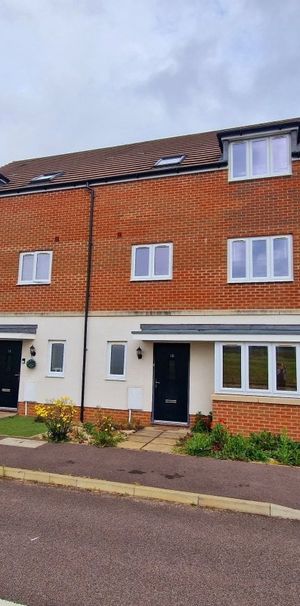 PETERBOROUGH - Photo 2