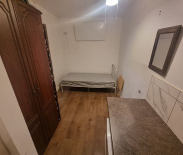 Studio Flat, Burlington House, N17 - Photo 2