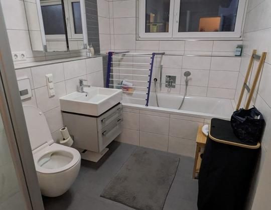 Sonnige 3-Zimmer mit Westbalkon, 2 TG Plätzen und Freibad vor Tür - Foto 1