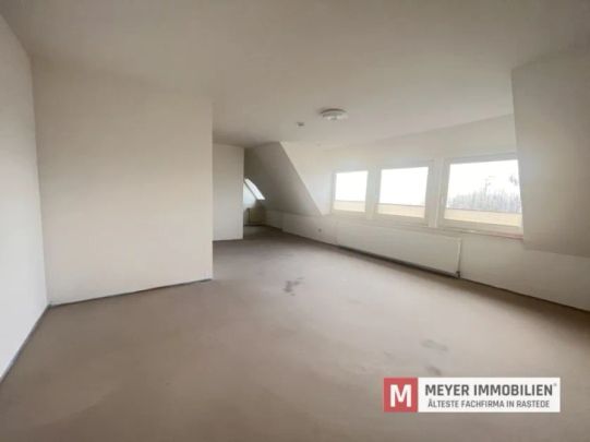 Zentrale Dachgeschosswohnung mit Fahrstuhl im Ortskern von Rastede! - Photo 1