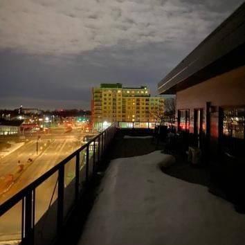 Beau et unique 4 1/2 propre en son genre avec grande terrasse privée+parking interne plus borne de recharge pour auto électrique à partir du 1ier mai. - Photo 3