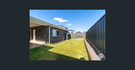 Stunning 4-Bedroom Family Home - Move In & Enjoy! - Photo 4