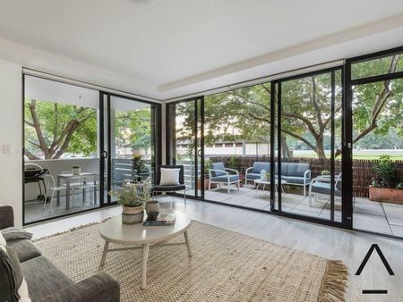 Renovated 160sqm entertainer overlooking Alexandria Park - Photo 2