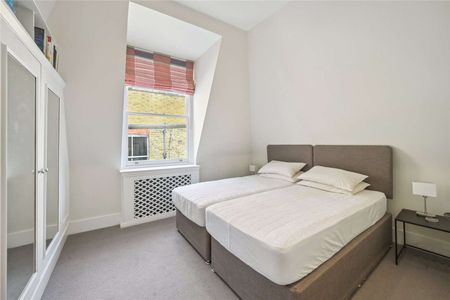 Stunning top floor lateral flat with lift, newly refurbished to a high standard. Approx. 1593 sq. ft. - Photo 4