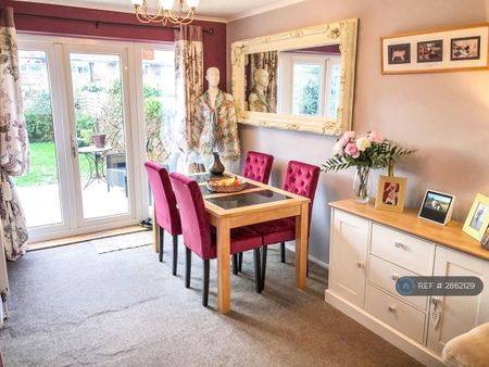 3 bedroom semi-detached house to rent - Photo 3