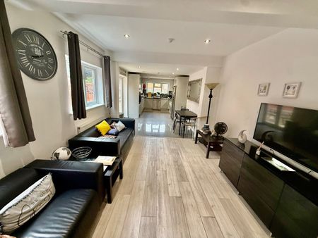 8 Bed Terraced House, Wokingham Road, RG6 - Photo 4