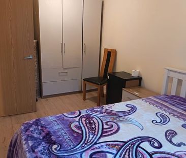 4 Bed Detached House, Morphou Rd, NW7 - Photo 1