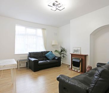 Price £1,900 pcm - Available Now - Unfurnished - Photo 2