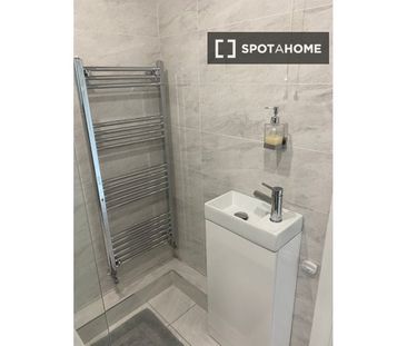 Ensuite room for rent in a 3 bedroom house in Sandymount - Photo 4