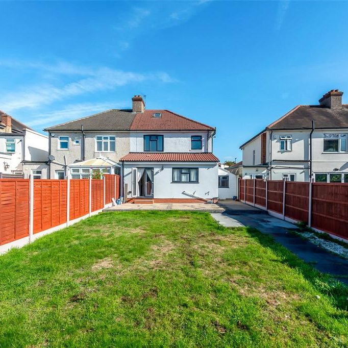 4 bedroom semi-detached house to rent - Photo 1