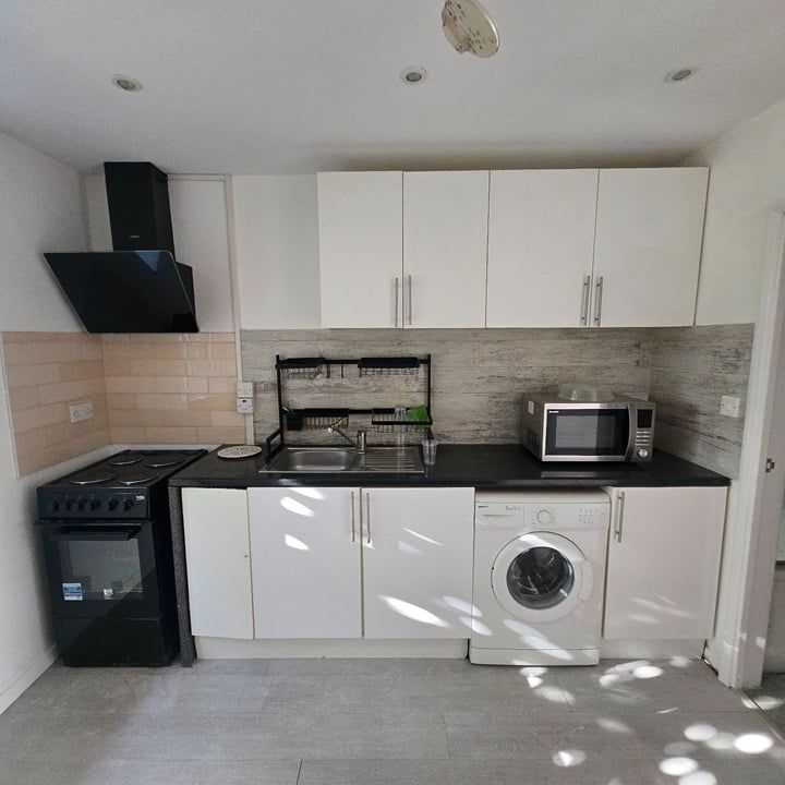 Studio Flat, Selborne Gardens, NW4 - Photo 1