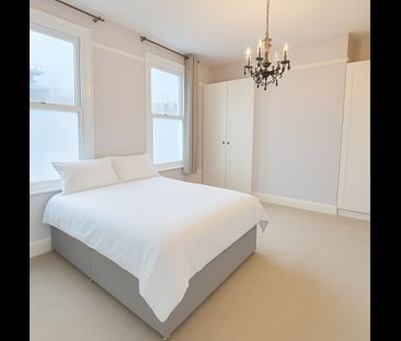 Room in a Shared House, Wandsworth Area, SW8 - Photo 2