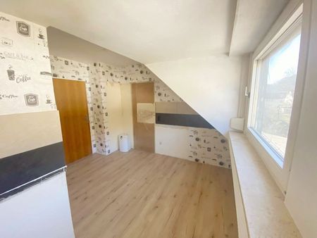 Großzügige 4-Zimmer-Dachgeschosswohnung mit Balkon, Tageslichtbad & Garage in Trier-Ehrang! - Photo 4