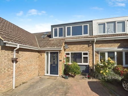 3 bedroom mid-terrace to rent Coombelands, SG8 - Photo 2