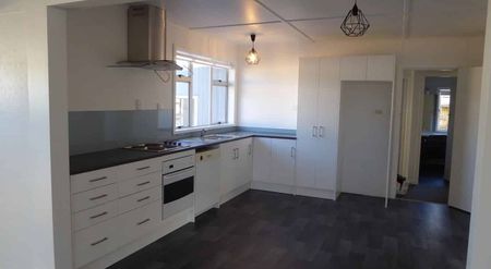 Three bedroom house with sunroom and fireplace - Photo 3