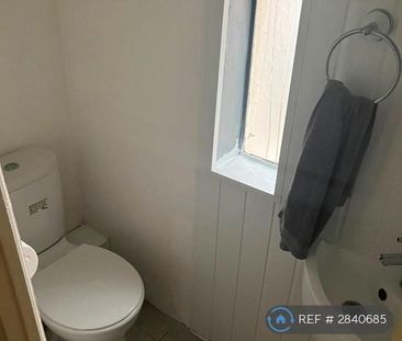 4 bedroom semi-detached house to rent - Photo 5