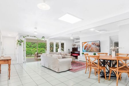 Spacious Family Living on an Expansive 810sqm Block – Pool, Multiple Living Areas & Room for Everyone. Contact Julie Sykes 0438 050 110 - Photo 5