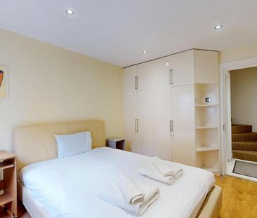 4 bedroom mews to rent - Photo 3