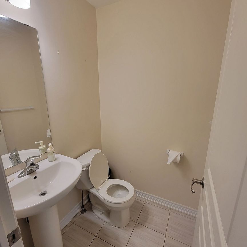 Condo Townhouse For Lease | X7308850 - Photo 1