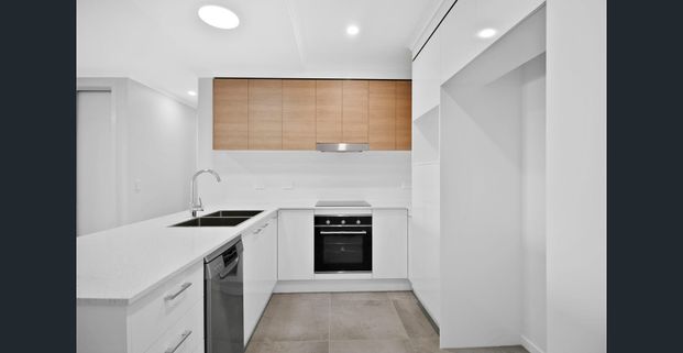 3 Bedrooms, 2 Bathrooms, 2 Car Parks + City Views! - Photo 1