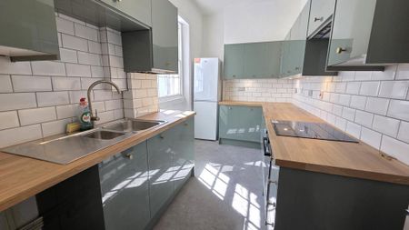 4 bedroom flat to rent - Photo 4