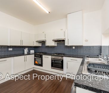 Modern & Stylish Living. Huge Rooms! CV31 Room 1 - Photo 5