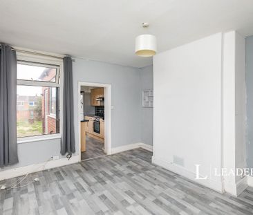 3 bedroom mid-terrace to rent Oversetts Road, Newhall - Photo 4