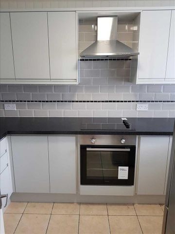 4 bedroom semi-detached house to rent - Photo 2