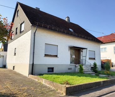 Neuwertige teilmöblierte Dachgeschosswohnung in Nentershausen mit Balkon! - Photo 1