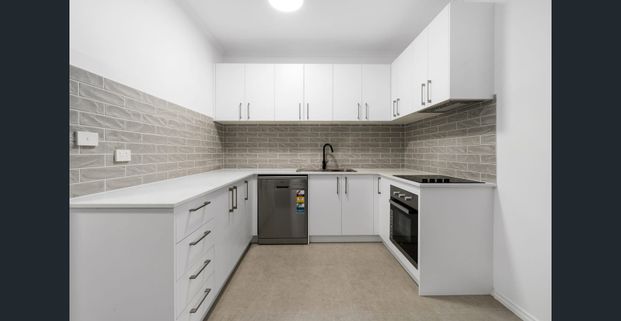 Stylish Apartment with Parking in the Heart of Windsor - Photo 1