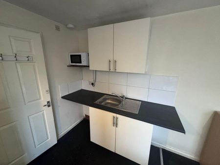 1 bedroom in a house share to rent - Photo 5