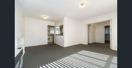 Comfortable 3-Bedroom Home Close to Schools & Shops - Freshly Painted, New Carpet Throughout - Photo 4