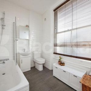 Fantastic spacious studio with high ceilings and ample storage space in Euston. - Photo 3