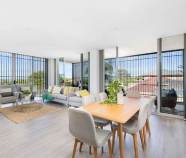 SPACIOUS, THREE BEDROOM APARTMENT WITH VIEWS - Photo 6