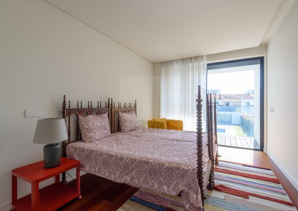 Moradia V5 em Senhora da Hora com jardim e piscina