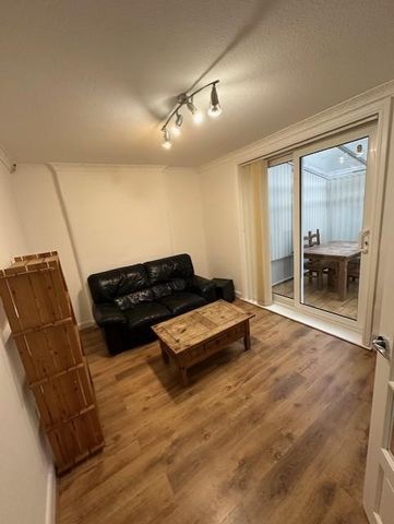 4 bedroom semi-detached house to rent - Photo 4