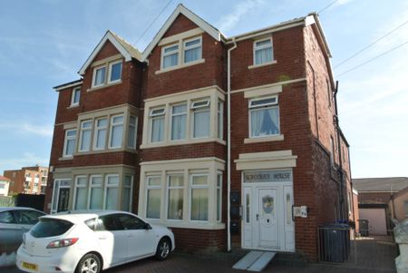 Tudor Place, Blackpool, FY4 1PQ - Photo 2