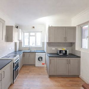 Room in a Shared House, Macaulay Road, E6 - Photo 2