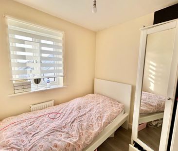 3 bedroom Spacious Three Bedroom House to rent - Photo 6