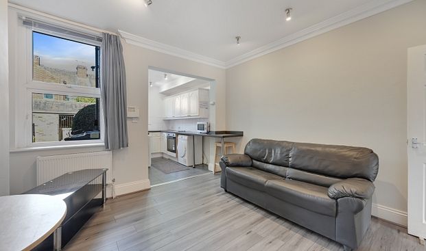 Convenient 4-Bed Ensuite Student House - Photo 1