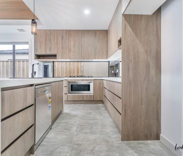 Luxurious 4-Bedroom Family Home in Mickleham - Photo 2