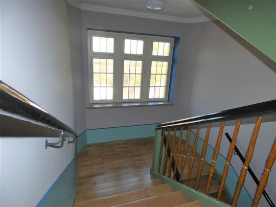 Gemütliche 2-Zi. Whg. mit Loggia, Parkett, Außenrollos - Photo 1