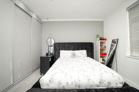 4 bedroom flat to rent - Photo 4