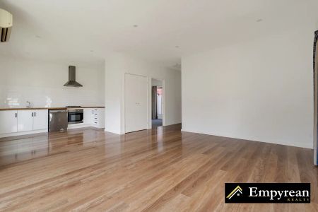 “Conveniently Positioned Close to 2 Shopping Centres, Eateries & Transport” - Photo 2